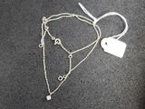 un gros plan d'un collier en argent muni d'une étiquette