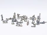 de nombreuses figurines de soldats posées sur une surface blanche