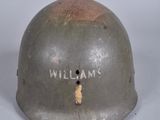 un vieux casque sur lequel est inscrit le mot « William »