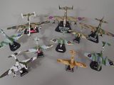 beaucoup de petits avions en jouet posés sur une table