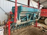 un tracteur garé dans un bâtiment