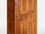 une image représentant une grande armoire en bois avec des tiroirs