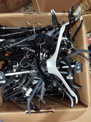 Lot d'un très grand carton de cintre noir en plastique.