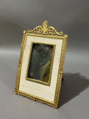 un vieux cadre contenant la photo d'une femme