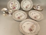 plusieurs assiettes et tasses posées sur une table, avec une tasse et une soucoupe
