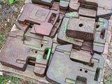 un tas de vieilles pièces métalliques rouillées posées par terre