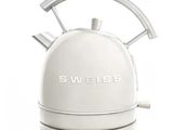 une bouilloire blanche sur laquelle est inscrit le mot « Swiss »