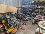 un tas de bric-à-brac dans un garage rempli d'outils