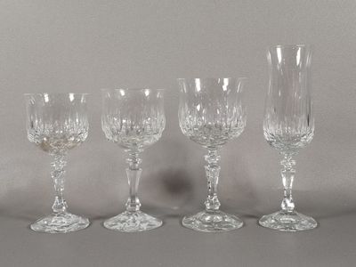 quatre verres à vin transparents sont alignés sur une table