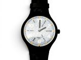 une image d'un gros plan d'une montre-bracelet sur une surface blanche