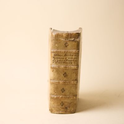 un vieux livre posé sur une table