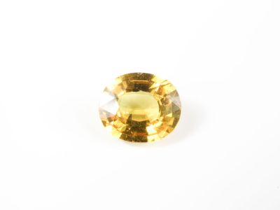 un saphir jaune sur un fond blanc
