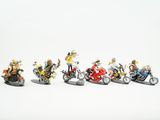 de nombreuses figurines représentant des personnes à moto sur un fond blanc