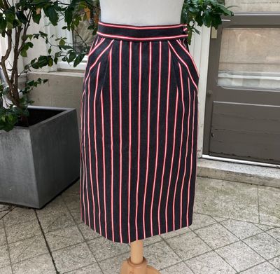 une photo d'un mannequin portant une jupe rayée