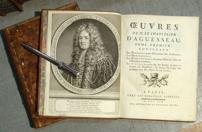 un vieux livre posé sur une table, avec un stylo dessus