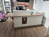 une photo d'un magasin avec un comptoir et des rayons