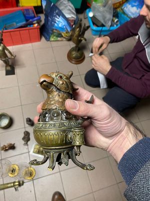 Porte plume en bronze patiner, reposant sur 4 pieds griffes …