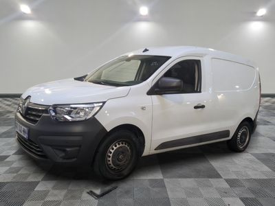 la camionnette blanche est garée sur le sol en damier d'une pièce