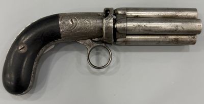 un revolver argenté avec une poignée noire sur une surface blanche