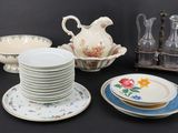 beaucoup d'assiettes et de tasses sur la table