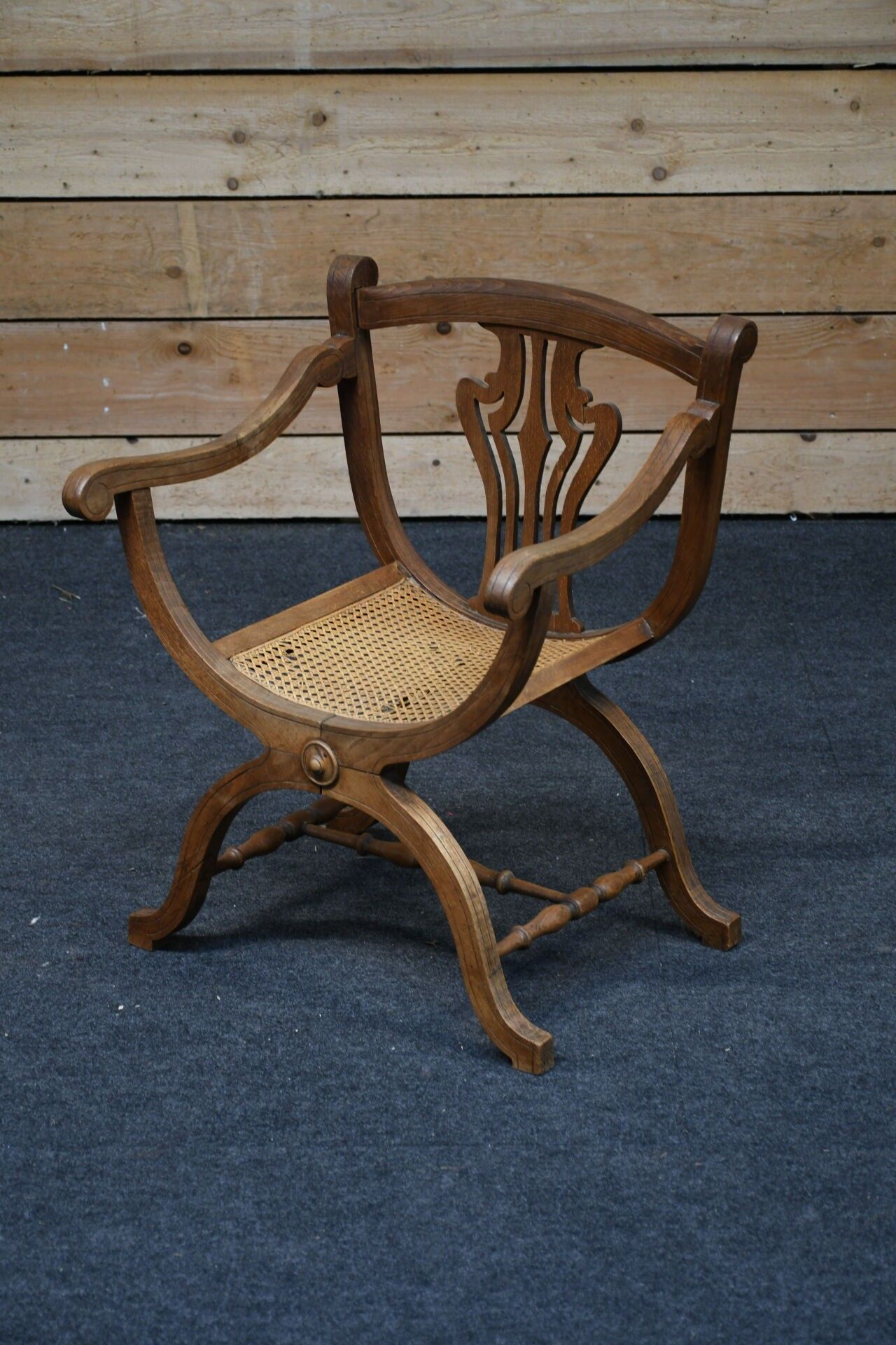 Fauteuil Dagobert en bois à assise cannée.