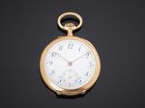 une montre de poche antique sur une surface noire avec un fond noir
