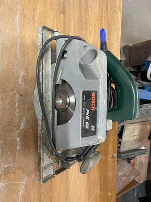 a picture of a circular saw on a wooden table