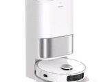 sèche-mains automatique blanc et argenté fixé à un mur blanc