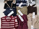 beaucoup de vêtements exposés sur une étagère