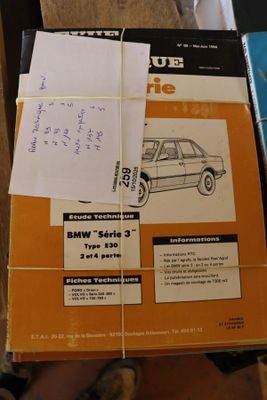 une pile de livres posée sur une table