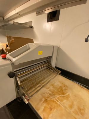 une photo d'un four à pizza professionnel dans une cuisine professionnelle