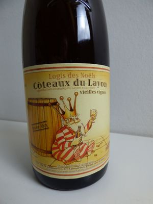 une bouteille de vin posée sur une table