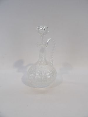 SAINT-LOUIS, Carafe en cristal taillé à décor stylisé.