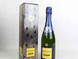 la bouteille de champagne est à côté de la boîte sur la table