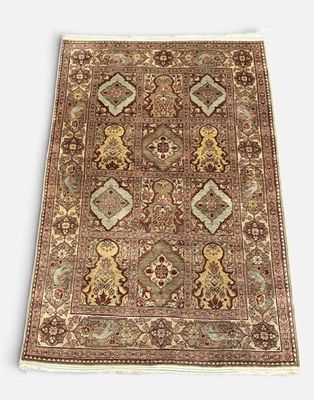 un tapis persan ancien orné d'éléphants et de lions