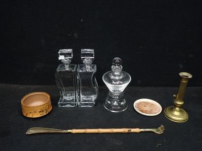 un grand nombre d'objets posés sur une table