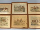 quatre reproductions encadrées représentant des chevaux et des jockeys sautant par-dessus une haie