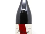 une bouteille de vin posée sur une table