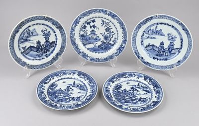 quatre assiettes bleues et blanches ornées d'un paysage