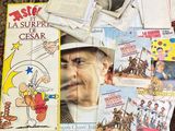 une pile d'anciennes affiches de cinéma par terre