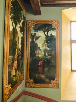 une peinture accrochée au mur d'une pièce dotée d'une fenêtre et une peinture accrochée au mur