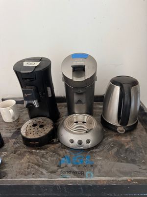 différents types de cafetières disposés sur un plateau