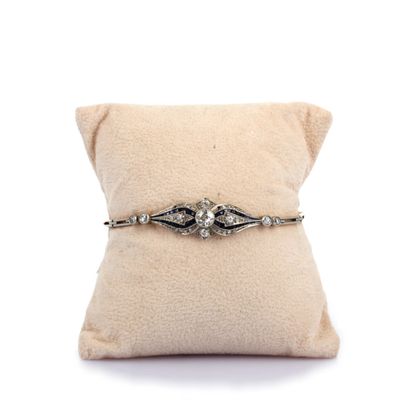un gros plan sur un coussin sur lequel repose un oreiller