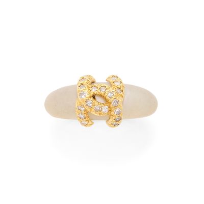 Gros plan sur une bague en or ornée de diamants