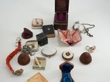 un grand nombre d'objets posés sur une table