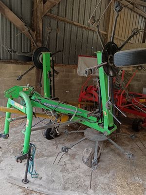 un vélo vert en cours de réparation dans un garage