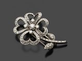une broche ancienne en forme de fleur, sertie de diamants