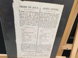 une grande feuille de papier exposée dans une vitrine