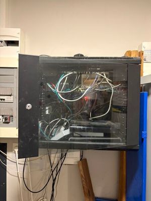 un ordinateur posé sur un bureau