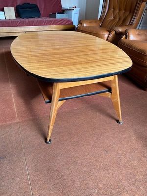 un salon équipé d'un canapé, d'un fauteuil et d'une table